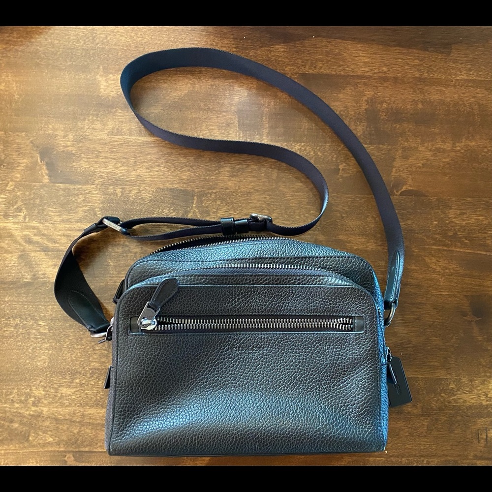 Authentic COACH crossbody. In EUC. Used very little.